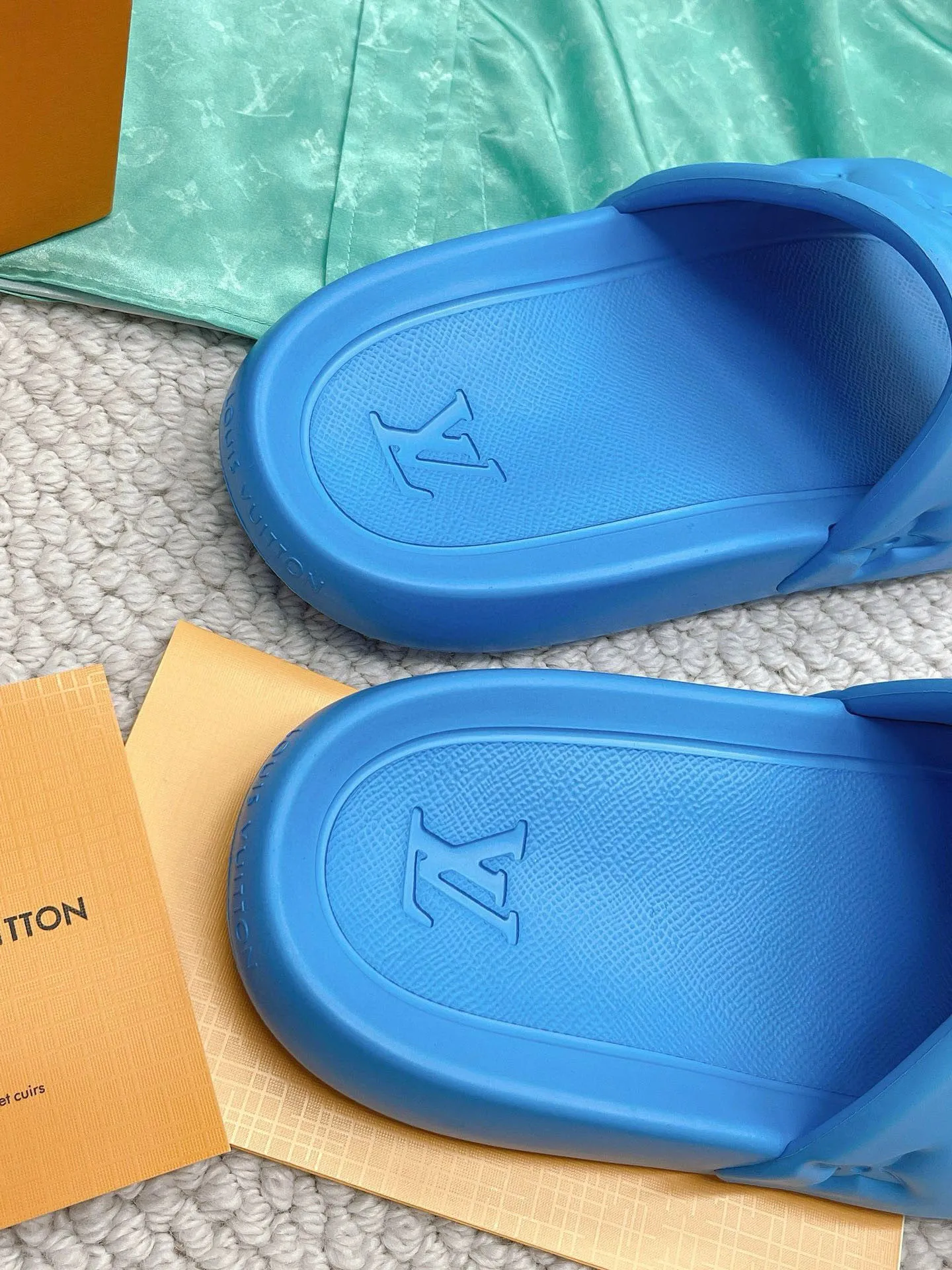 Factory price: 260💰【𝐋𝐕 Slippers】▪️Shoe size: Men's 38-45 ▪️Packaging: Counter top quality~original packaging 𝟐𝟎𝟐3 Louis Vuitton counter's new embossed slippers, L's monogram embossed slippers, Waterfront sandals are back, the upper buckle is embossed with LV's iconic Monogram pattern. Made of waterproof rubber with a comfortable and resilient insole. The lightweight, flexible outsole is embossed with the Louis Vuitton logo. ▪️Fabric: Original molded rubber foam surface ▪️Technology: embossed logo ▪️Sole: Original molded rubber foam outsole ▪️Sole thickness: 3CM.